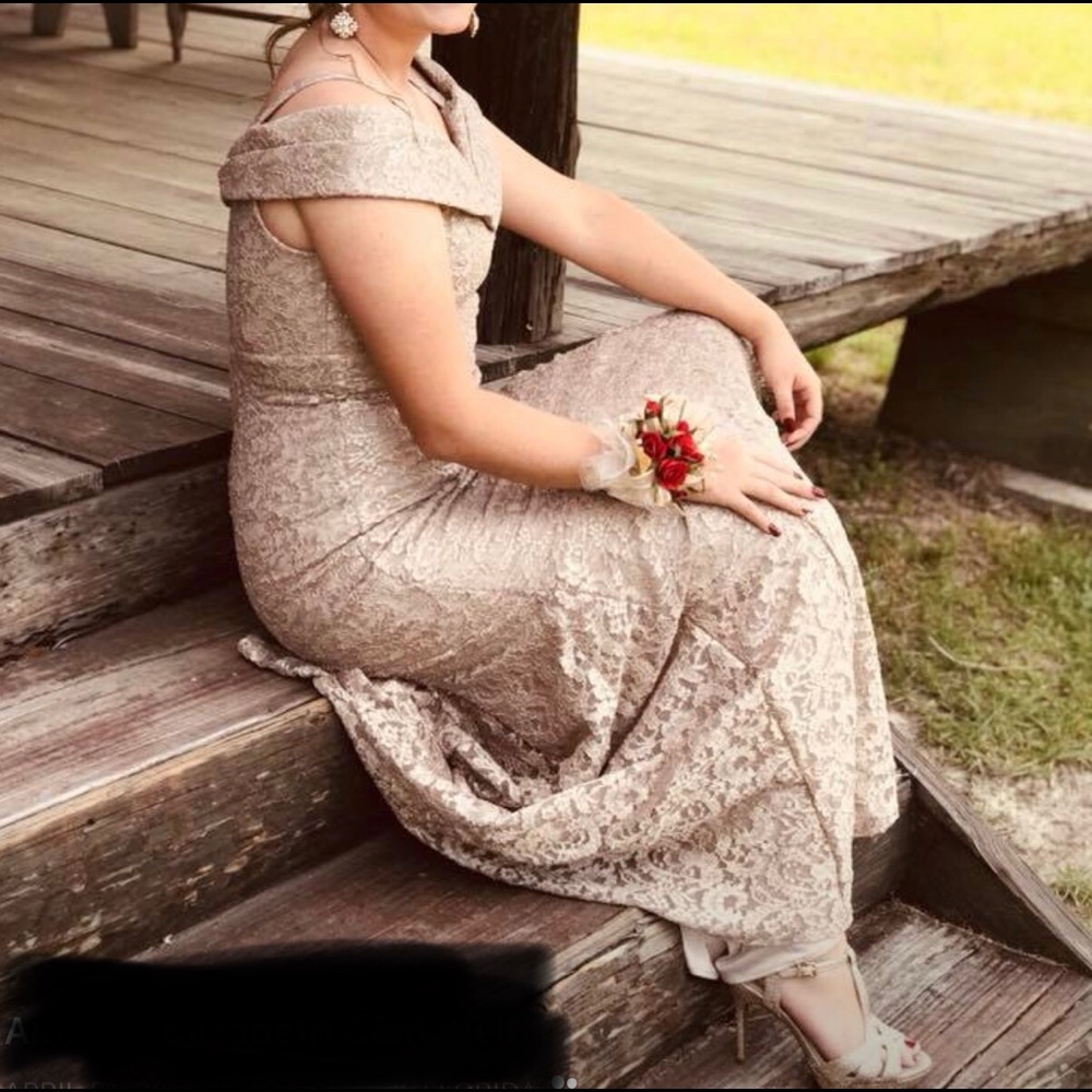 Beautiful floor length prom dress In gold